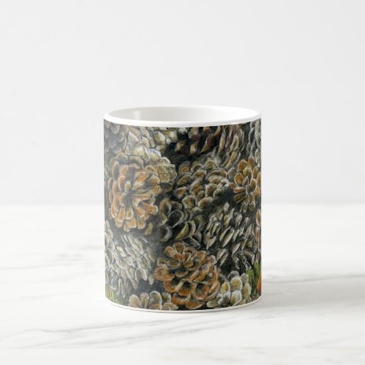 Tasse mit gefallenem Pinecones herum (Mittel)