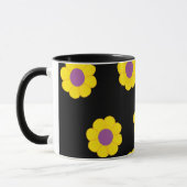 Tasse mit gelben Blumen auf schwarzem Hintergrund (Links)