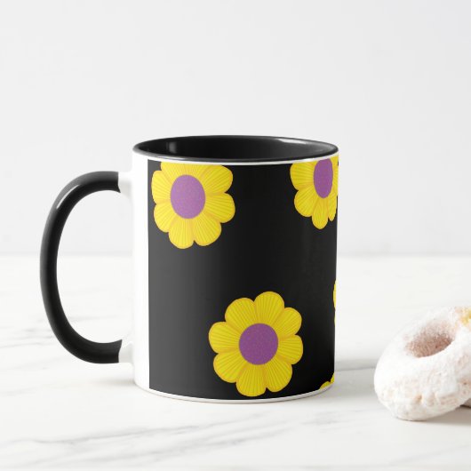 Tasse mit gelben Blumen auf schwarzem Hintergrund (Mit Donut)