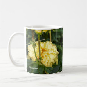 Tasse mit gelben Dahlien