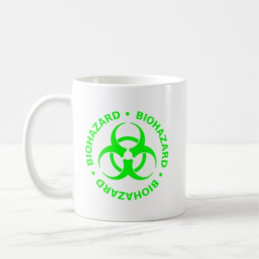 Tasse mit grüner Biogefährdung (Links)