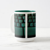 Tasse mit grüner Tastatur (Vorderseite Links)
