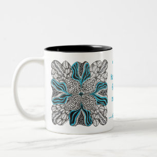 Tasse mit handgezeichnetem Doodle-Design und blaue