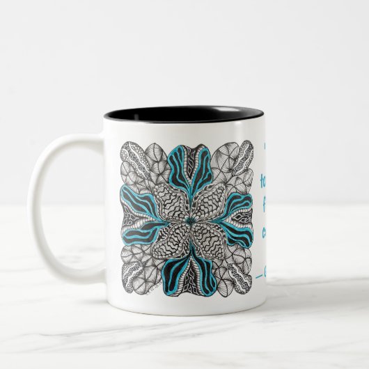 Tasse mit handgezeichnetem Doodle-Design und blaue (Links)