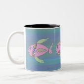 Tasse mit handgezogenen Fischen (Links)