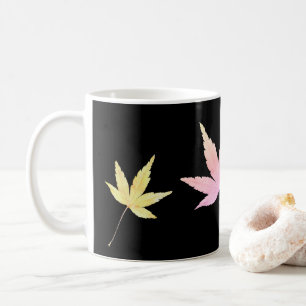 Tasse mit Herbstlaub