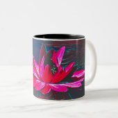 Tasse mit Hot-Pink-Wasserlilie (VorderseiteRechts)