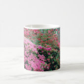 Tasse mit leuchtend rosa Azaleenblüten (Mittel)