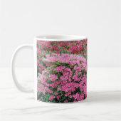 Tasse mit leuchtend rosa Azaleenblüten (Links)