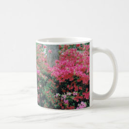 Tasse mit leuchtend rosa Azaleenblüten