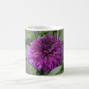 Tasse mit lila Dahlien