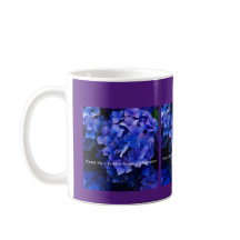 Tasse mit Lila Hydrangeas Hand mir einen Ventilato