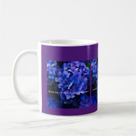 Tasse mit Lila Hydrangeas Hand mir einen Ventilato