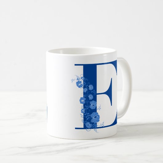 Tasse mit Monogramm Floral Letter E (VorderseiteRechts)