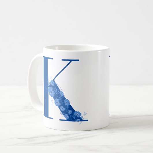 Tasse mit Monogramm Floral Letter K (Vorderseite Links)