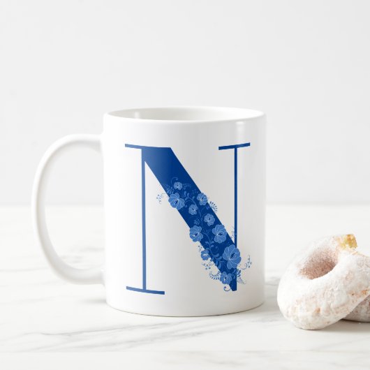 Tasse mit Monogramm Floral Letter N (Mit Donut)