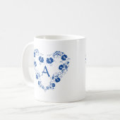 Tasse mit Monogramm und dem Blauen Herzsymbol (Vorderseite Links)