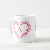 Tasse mit Monogramm und dem rosa Herzsymbol (Vorderseite Links)