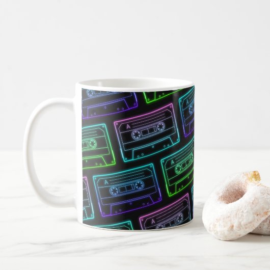 Tasse mit Neon Multicolor-Kassettenmuster (Mit Donut)