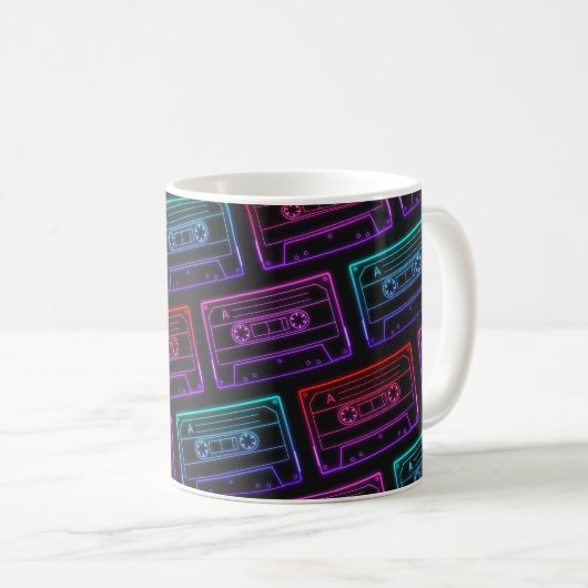 Tasse mit Neon Multicolor-Kassettenmuster (VorderseiteRechts)