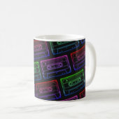 Tasse mit Neon Multicolor-Kassettenmuster (VorderseiteRechts)