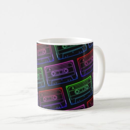Tasse mit Neon Multicolor-Kassettenmuster (VorderseiteRechts)