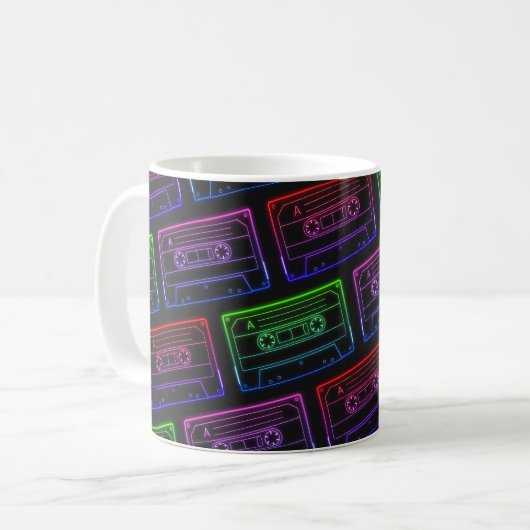 Tasse mit Neon Multicolor-Kassettenmuster (Vorderseite Links)