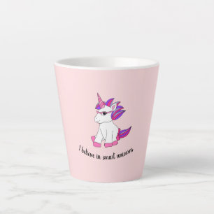 Tasse mit niedlichem Einhorn mit Gläsern