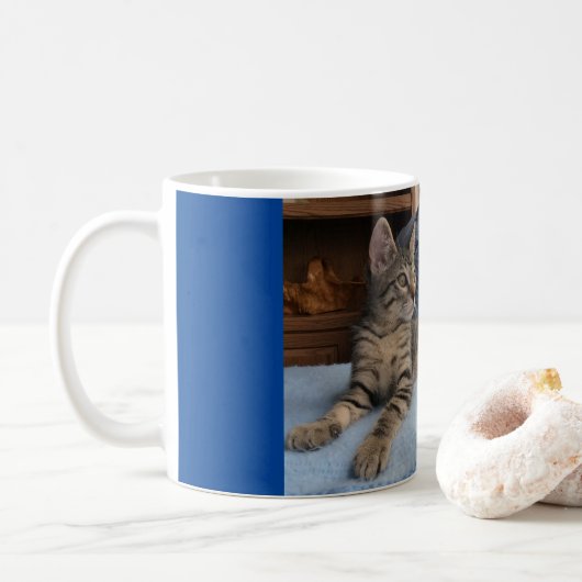 Tasse mit niedlichem Kätzchen (Mit Donut)