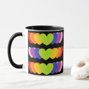 Tasse mit Rainbow-Hörern auf schwarzem Hintergrun