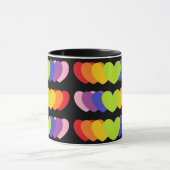 Tasse mit Rainbow-Hörern auf schwarzem Hintergrund (Zentrum)