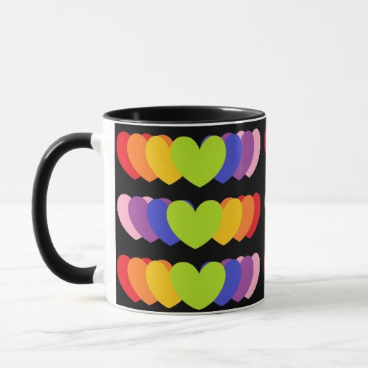 Tasse mit Rainbow-Hörern auf schwarzem Hintergrund (Links)