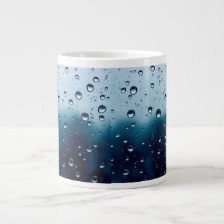 Tasse mit Regentropfen