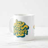 Tasse mit Retro-Typografie 'Live to Wander' (Vorderseite Links)