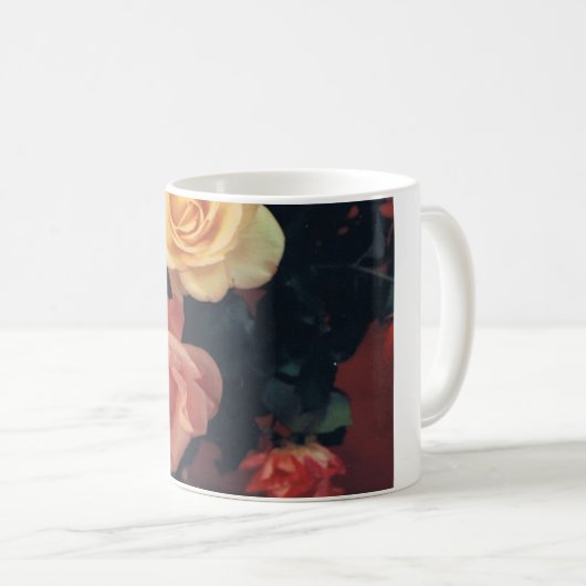 Tasse mit Riesenmuster der Rose (VorderseiteRechts)