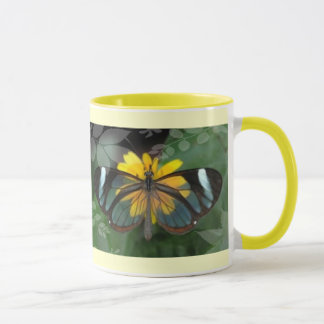 Tasse mit Schmetterling auf gelber Blume