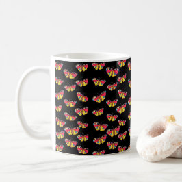 Tasse mit Schmetterlingen auf schwarzem Hintergrun