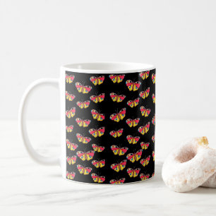 Tasse mit Schmetterlingen auf schwarzem Hintergrun