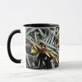 Tasse mit Schraubenentwurf (Links)