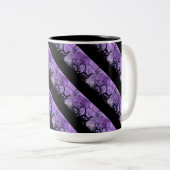 Tasse mit schwarzem und Lila gestrichenem Muster (VorderseiteRechts)