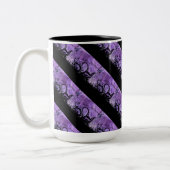 Tasse mit schwarzem und Lila gestrichenem Muster (Links)