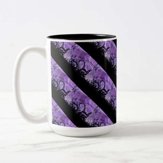 Tasse mit schwarzem und Lila gestrichenem Muster (Links)