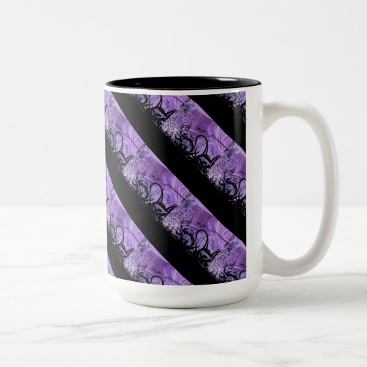 Tasse mit schwarzem und Lila gestrichenem Muster (Rechts)
