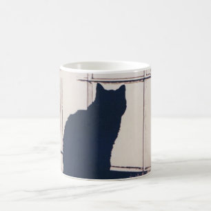 Tasse mit schwarzer Katze im Fenster