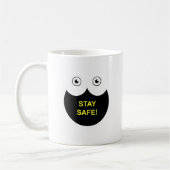 Tasse mit Stay Safe-Botschaft (Links)