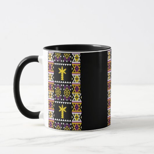 Tasse mit Stickerei dekoriert (Links)