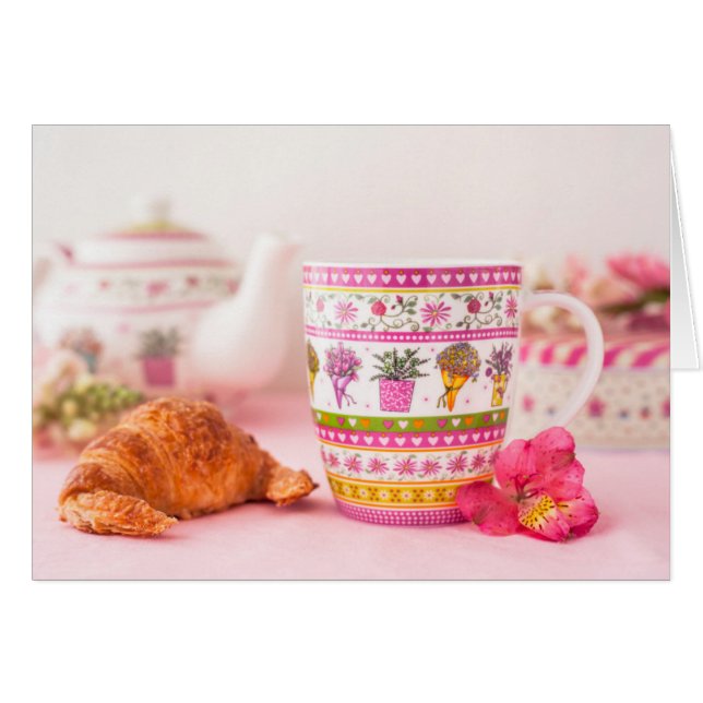 Tasse mit Tee, Croissant und Blume (Vorderseite (Horizontal))
