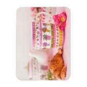 Tasse mit Tee, Croissant und Blume Magnet (Vertikal)