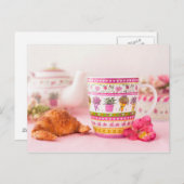 Tasse mit Tee, Croissant und Blume Postkarte (Vorne/Hinten)