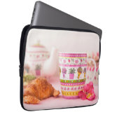 Tasse mit Tee, Hörnchen und Blume Laptopschutzhülle (Vorne Rechts)